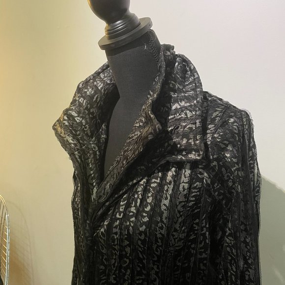 GREAT FOR HOLIDAYS. Unique Wired Collar Black and Silver Top - Picture 2 of 4